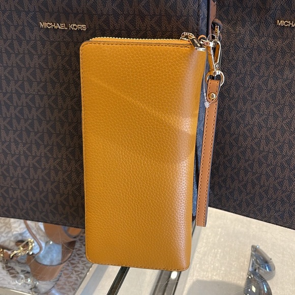 MICHAEL KORS
Leather Continental Wristlet Phone Case Wallet
Sider
NWT - Picture 4 of 16